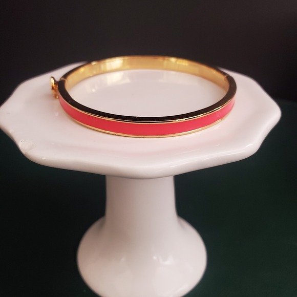 Kate Spade Everyday Spade Narrow Hinged Bangle Coral Enamel Gold Plate Signed - Picture 6 of 11